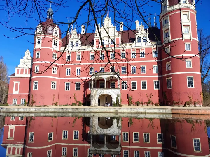 The long façade above the water at New Castle, Bad Muskau