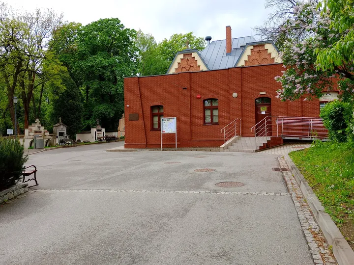 Brick building beside the approach at New Podgórze Cemetery