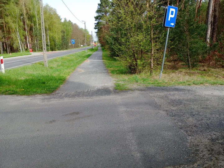 Route junction beside the parking sign at Nietkowice–Czerwieńsk cycling route
