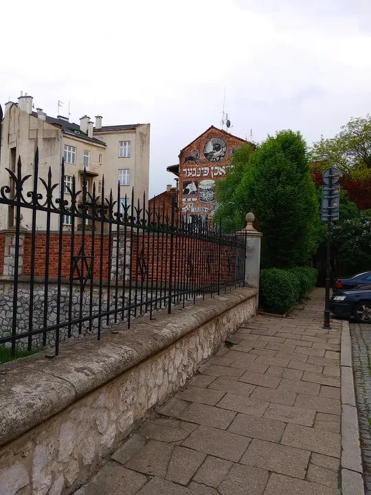 The narrow path beside the grounds at Old Synagogue, Kraków