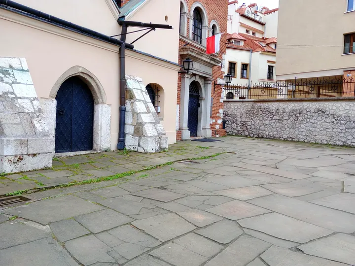 The approach along the forecourt at Old Synagogue, Kraków