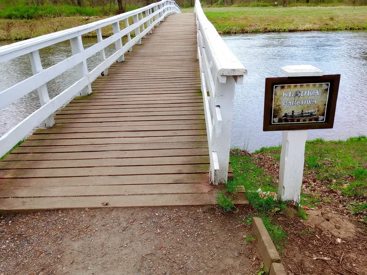 Footbridge and explanatory board at Palace Park, Żagań
