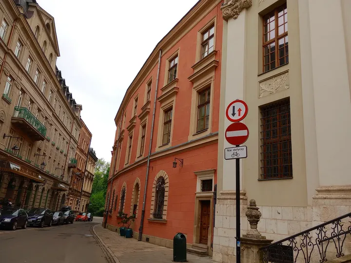 Corner where the narrow streets meet at Pijarska Street