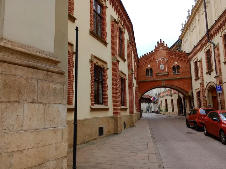 Passage towards the overhead bridge at Pijarska Street