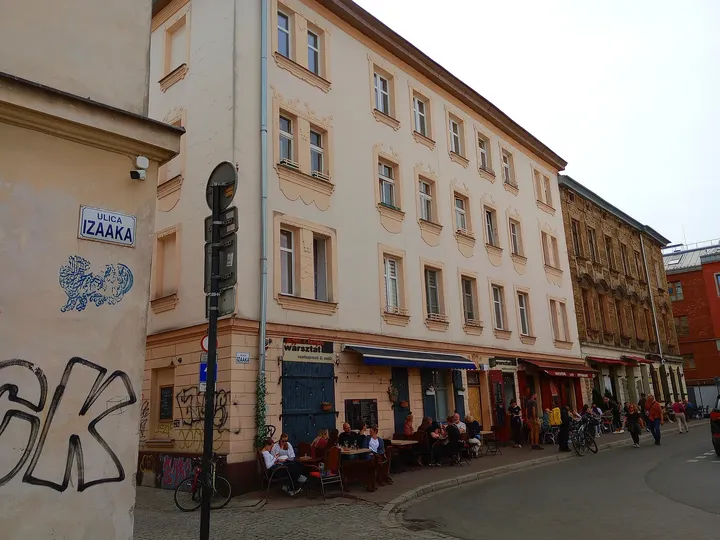 Pale building along the lane at Plac Izaaka street food square