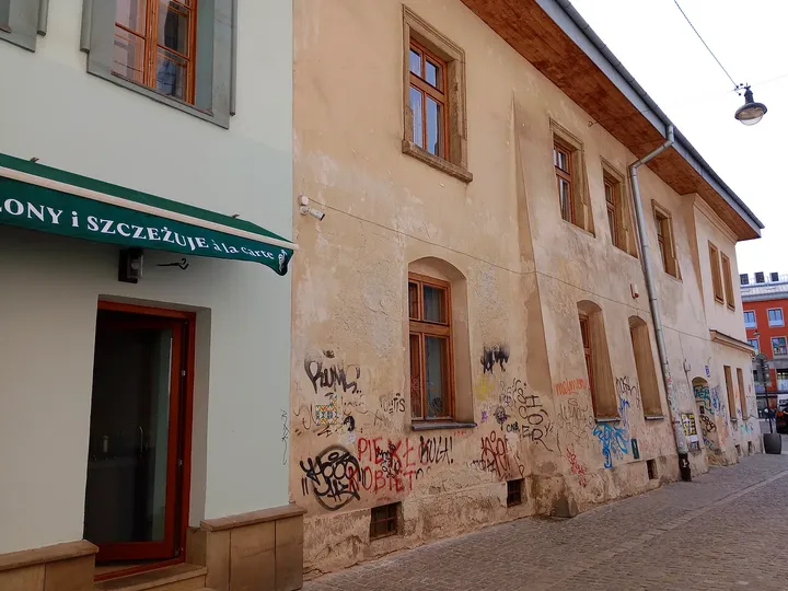 Corner frontage beside the approach at Plac Izaaka street food square