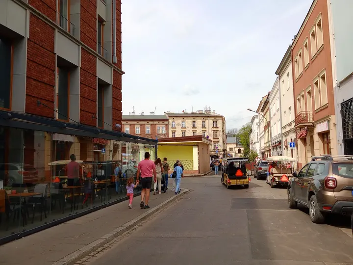Approach to the corner building from the lane at Plac Nowy 1