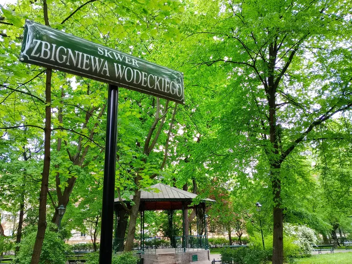 A park sign among the trees at Planty: Station Garden