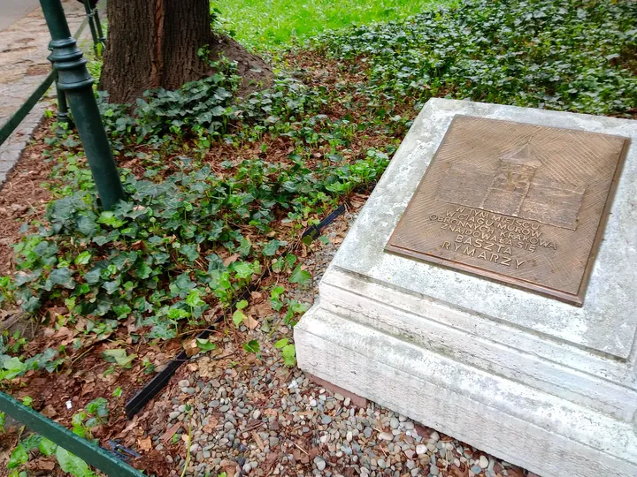 The plaque and its stone surround at Planty: Wawel Garden