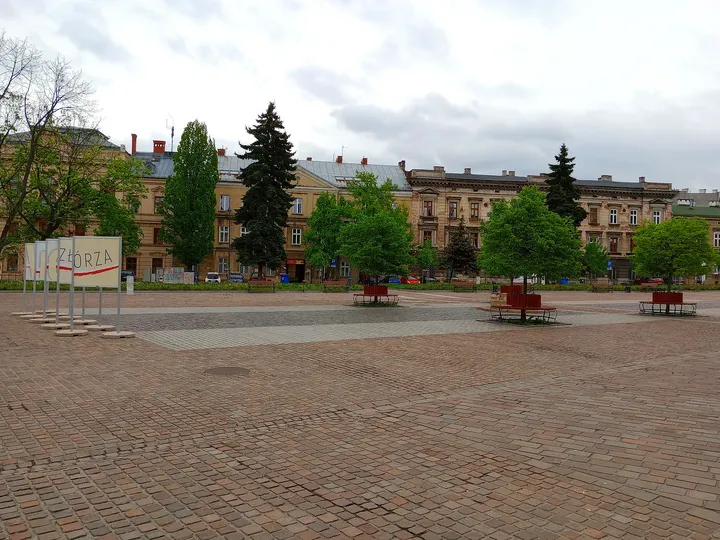 The open square and its planted edges at Podgórze Market Square