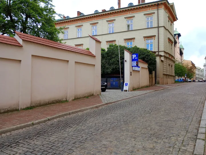 The street meeting a wider junction at Poselska Street