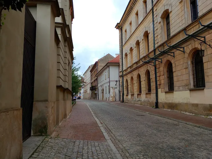 The lane between older buildings at Poselska Street