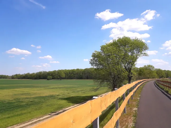 Long view along the former railway alignment at Railway cycling route at Stany