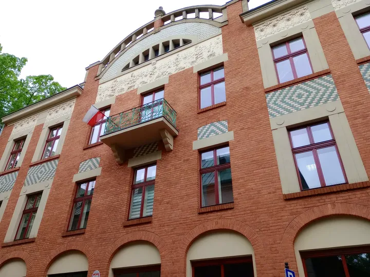 The red-brick frontage above the pavement at Reformacka Street