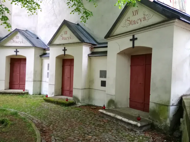 The chapels beside the planted courtyard at Reformacka Street