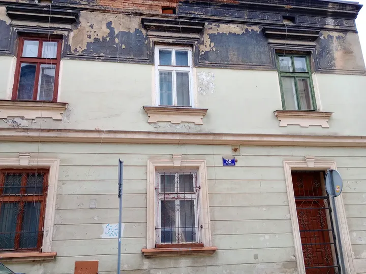The decorated upper façade of a house at Rękawka hillside