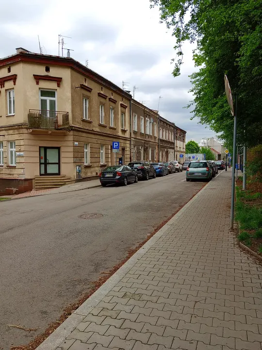 The street around the corner frontage at Rękawka hillside