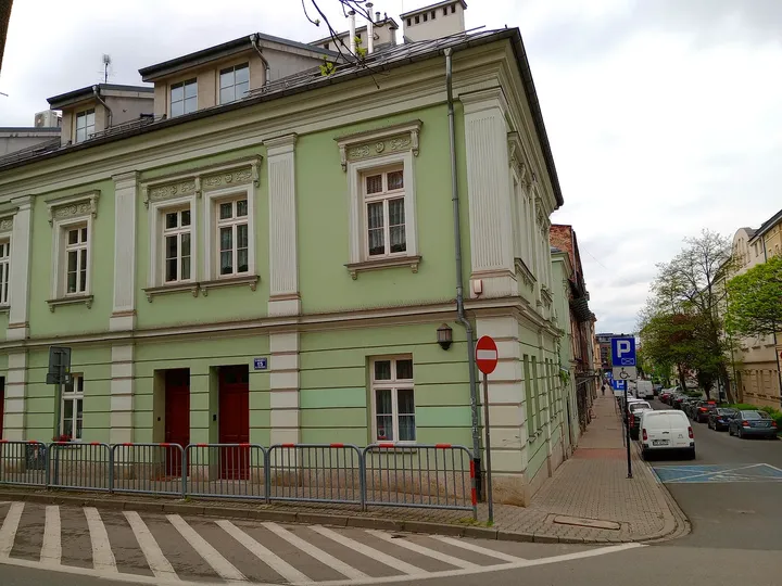 A green townhouse by the junction at Rękawka hillside