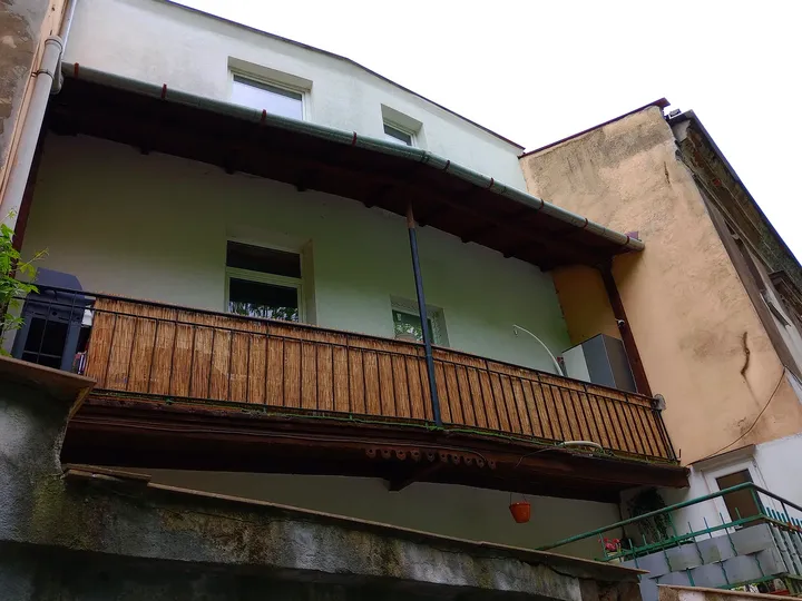 An upper balcony above the pavement at Rękawka hillside
