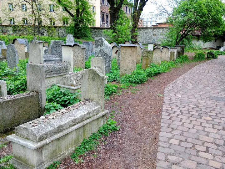 Path between the gravestones at Remuh Cemetery