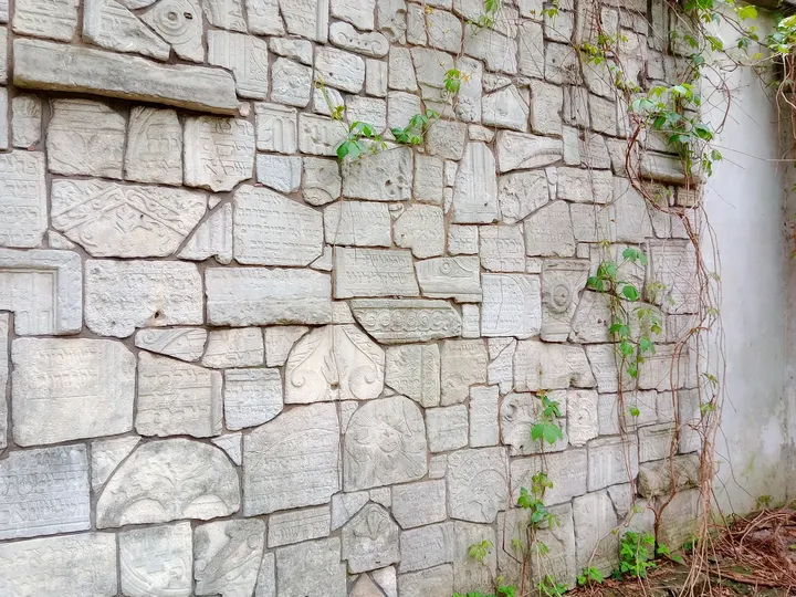 Boundary wall containing stone fragments at Remuh Cemetery