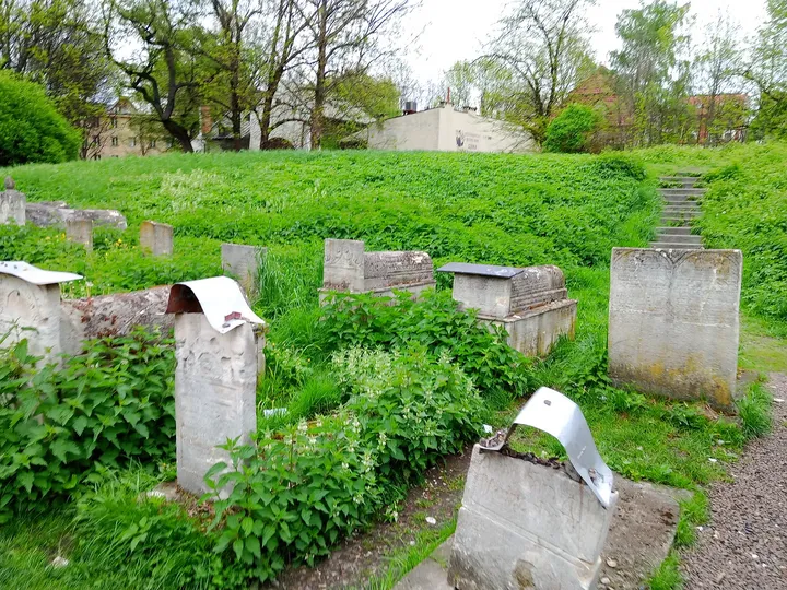 Curving path through the cemetery at Remuh Cemetery