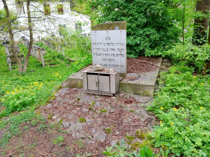 Older stone bases near the path at Remuh Cemetery