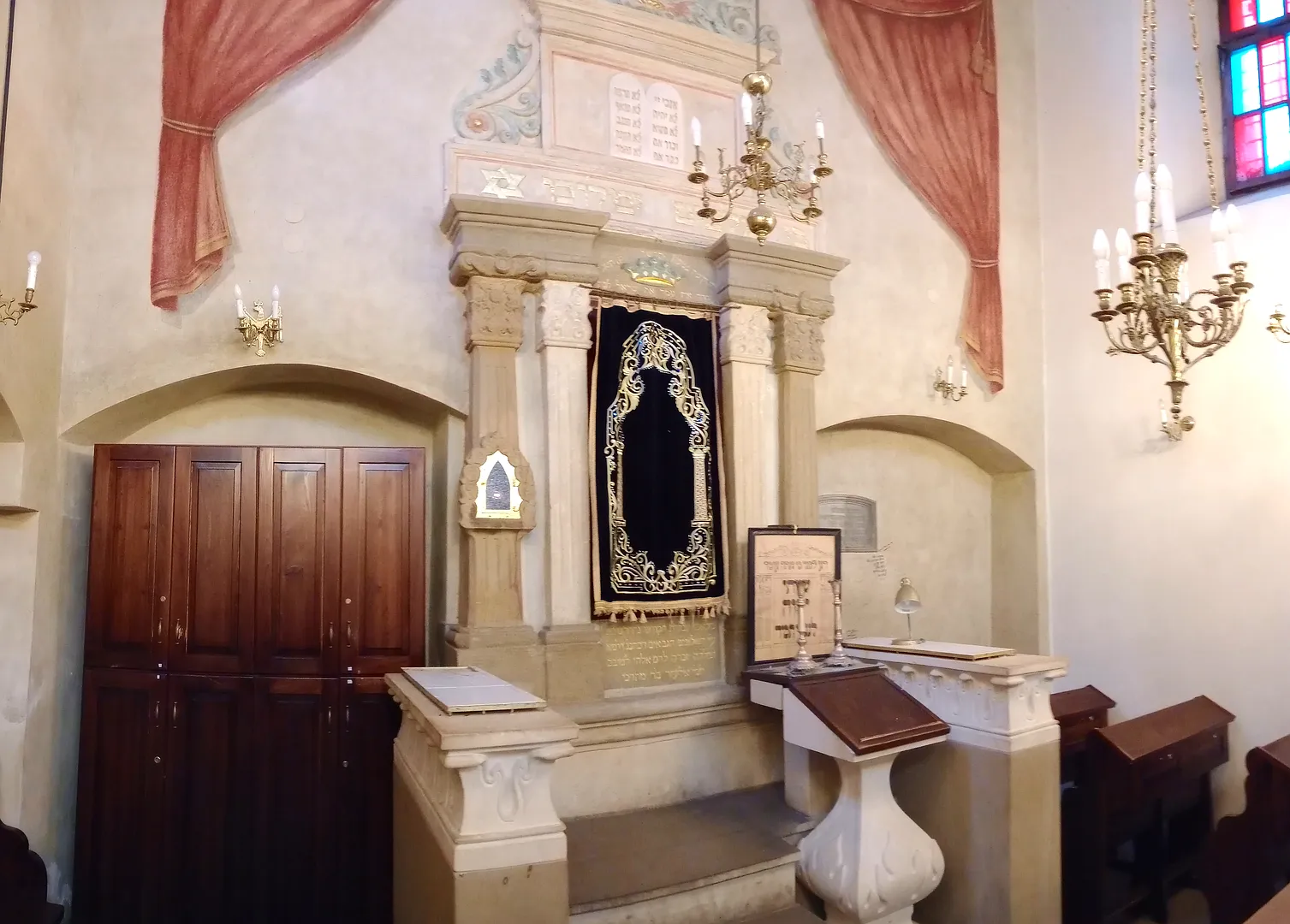 Prayer room facing the ark at Remuh Synagogue