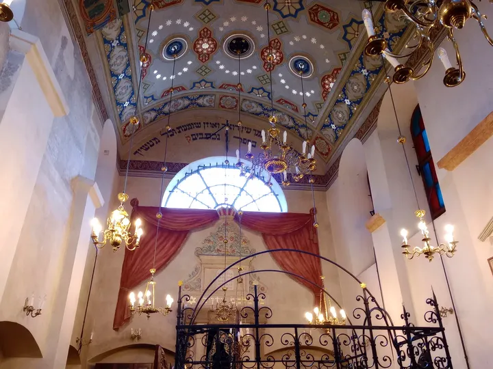 Decorated ceiling above the bimah at Remuh Synagogue