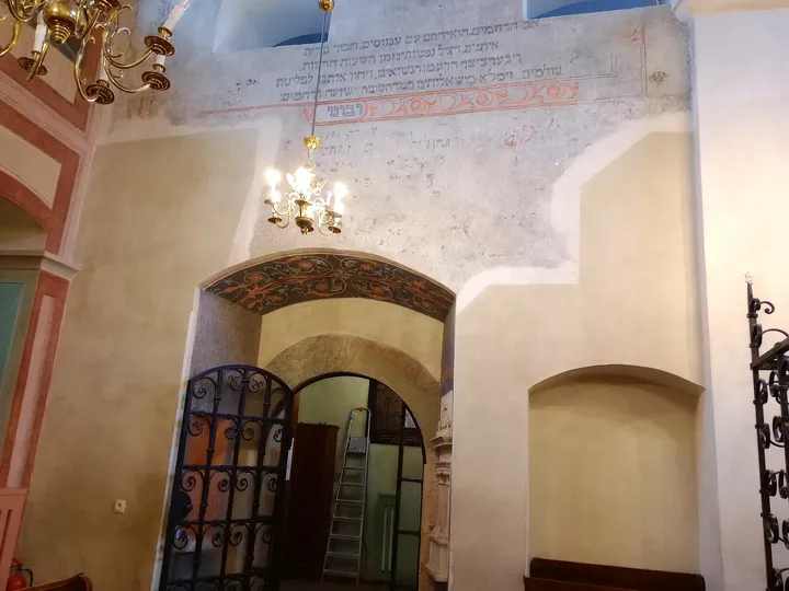 Rounded interior window at Remuh Synagogue