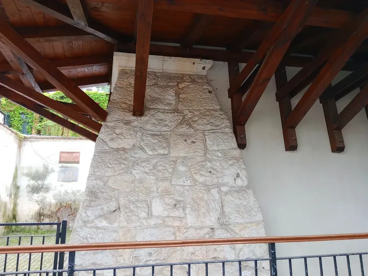 Pale wall beneath the timber roof at Remuh Synagogue
