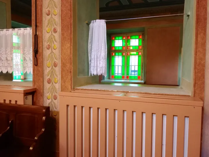Green stained glass window at Remuh Synagogue