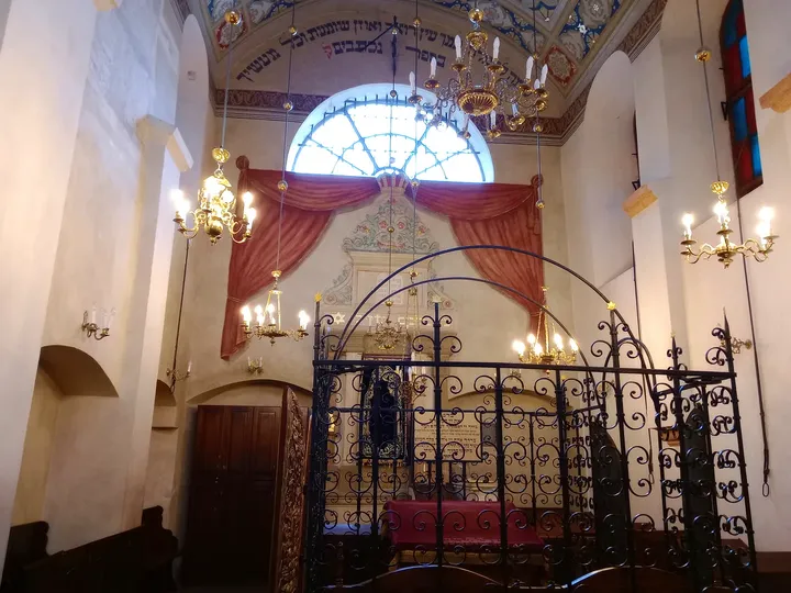 Upper part of the central bimah at Remuh Synagogue