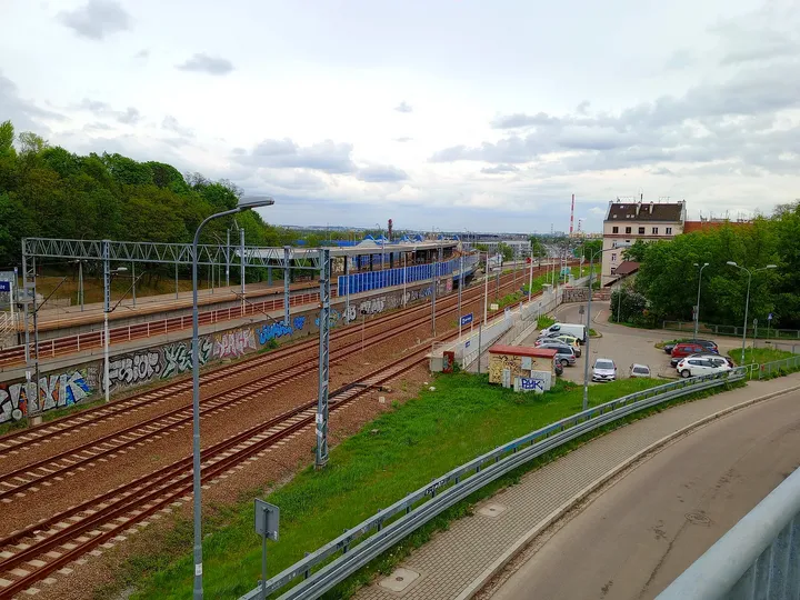 Walkway above the lower route at Riverside ramped crossing, Kraków