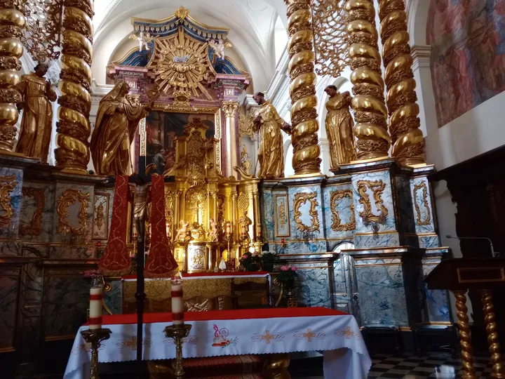 Central altar with its surrounding decoration at Saint Bernardine of Siena Church