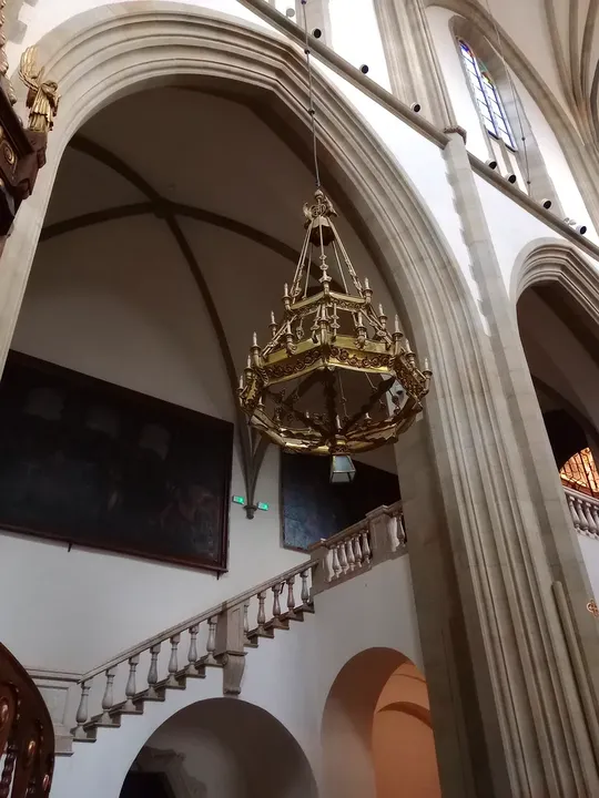 Vaulting and a suspended lamp at Saint Hyacinth’s shrine