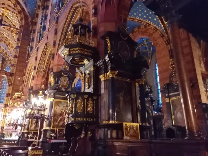 A side view of the painted arches at Saint Mary’s Basilica, Kraków