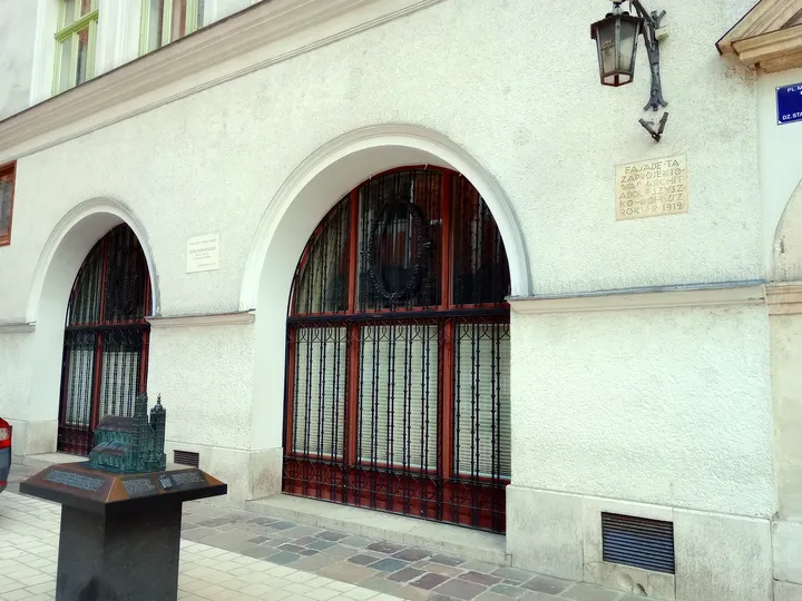 An arched doorway off the square at Saint Mary’s Square