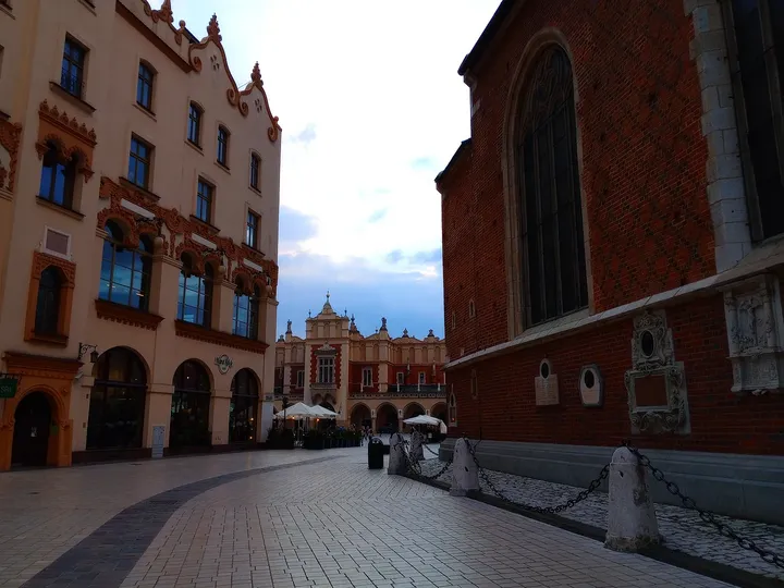 The passage beside the basilica at Saint Mary’s Square