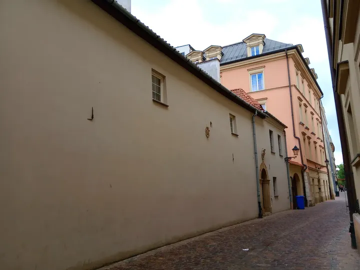 The long pale wall along the lane at Senacka Street