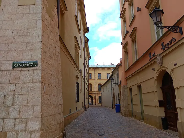 Buildings meeting at the corner at Senacka Street