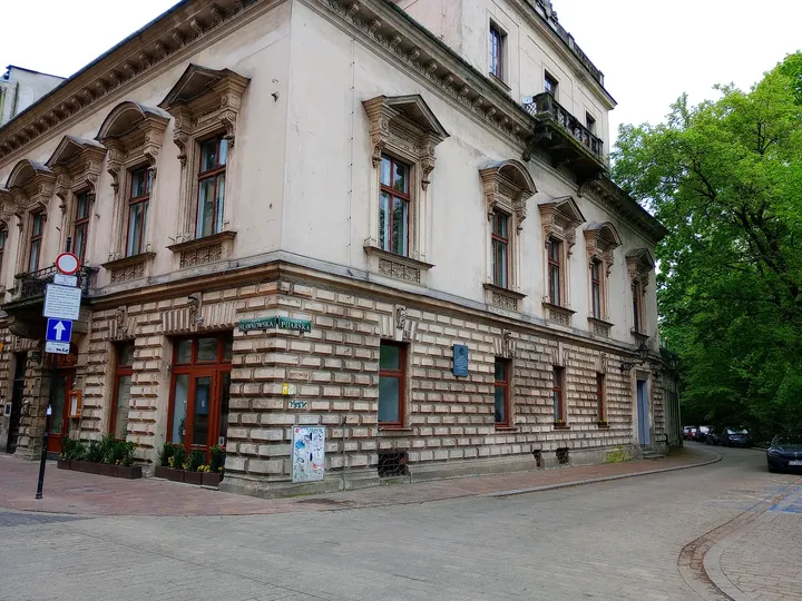 Upper windows on the corner façade at Sławkowska Street