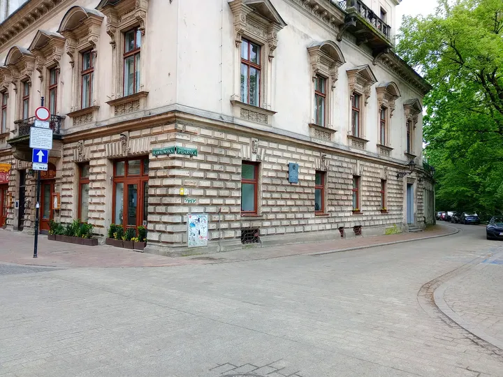 Pale corner building at the junction at Sławkowska Street