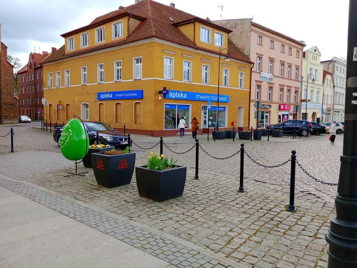 Yellow frontage near the square at Słowiański Square, Żagań