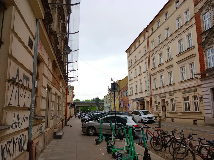 Narrower stretch of pavement and frontages at Starowiślna Street