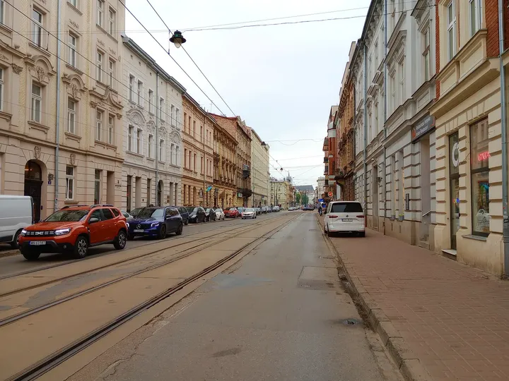 Upper windows above the parked vehicles at Starowiślna Street