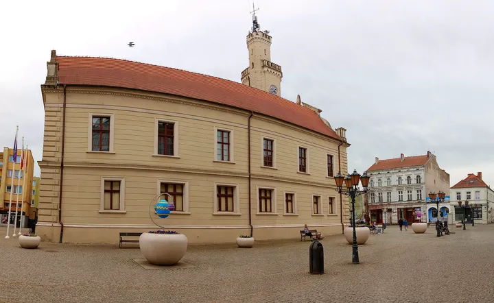 The town hall across the central square at Świebodzin town walk