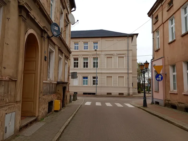 The lane between central townhouses at Świebodzin town walk
