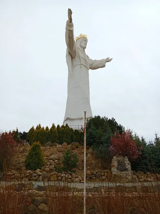 The Christ figure above the planted mound at Świebodzin town walk