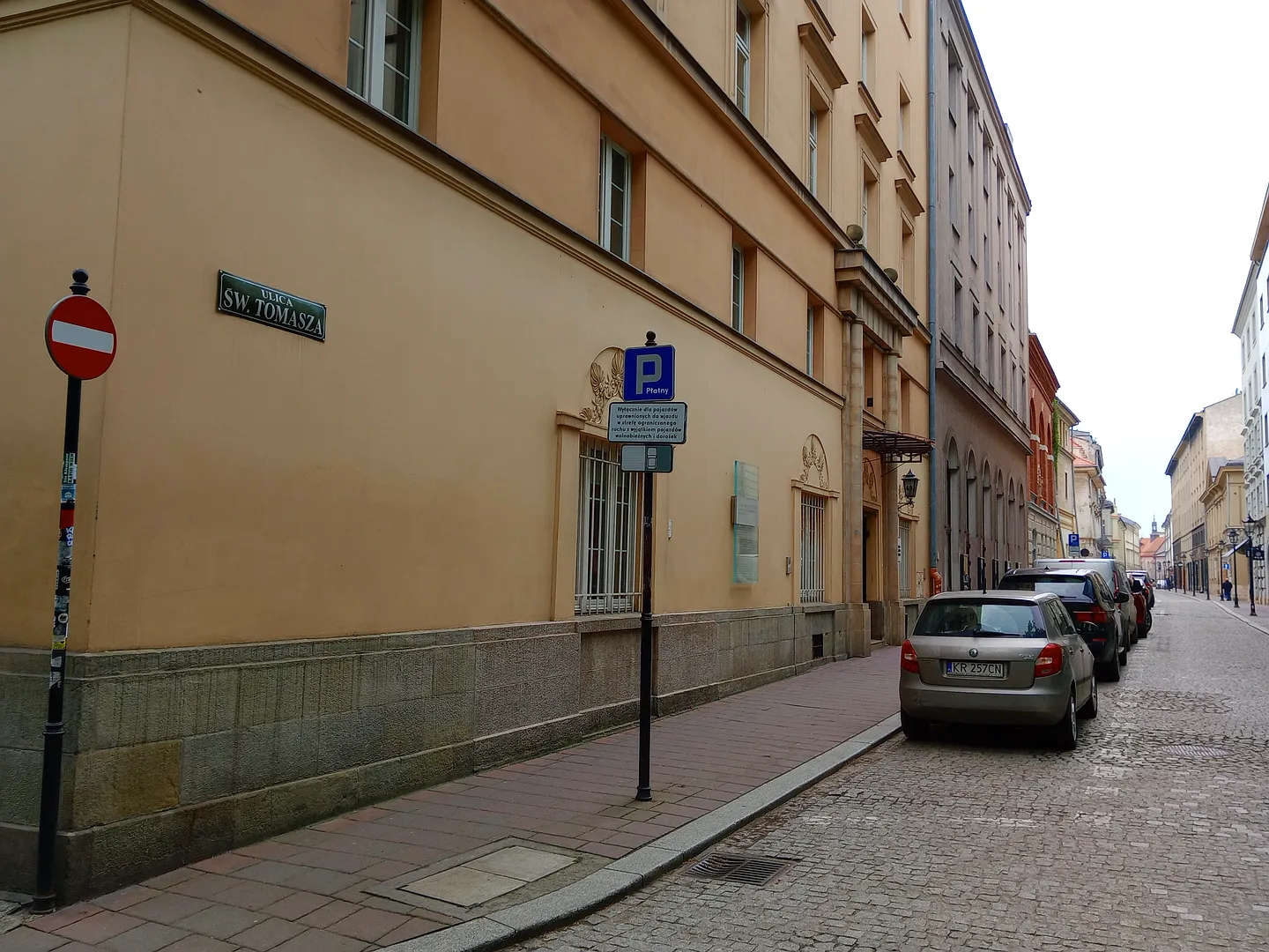 Narrow street in daylight at Świętego Tomasza Street